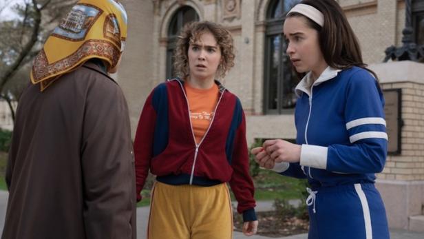 Haley Lu Richardson und  Emilia Clarke in ihren Serienrollen