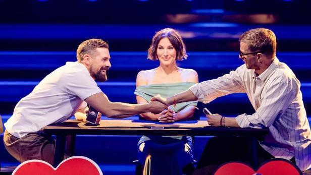  Klaas Heufer-Umlauf, Joko Winterscheidt und Jeannine Michaelsen an einem Tisch im TV-Studio