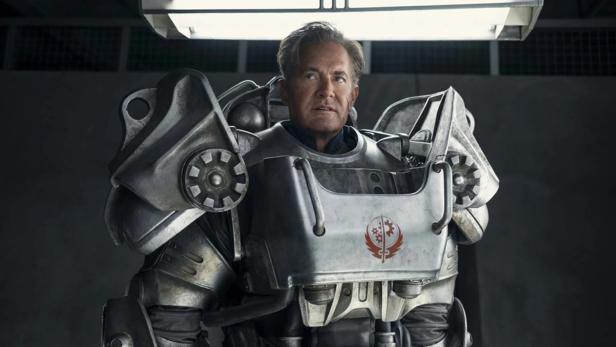 Kyle MacLachlan in der Roboter-Rüstung