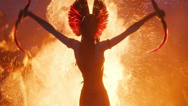 Feuerhexe Varang vor Flammenkulisse