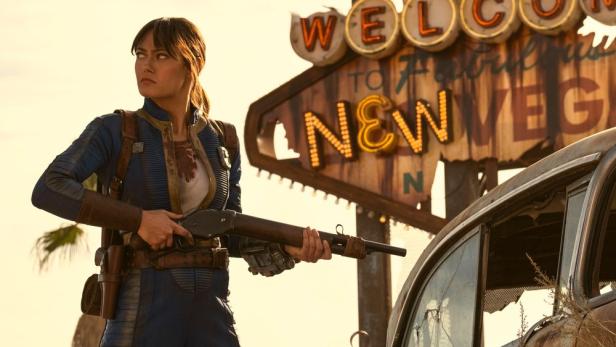 Ella Purnell als Lucy in "Fallout" mit Waffe in Händen
