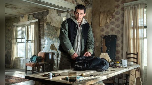 Josh O'Connor packt in seiner Filmrolle eine Tasche