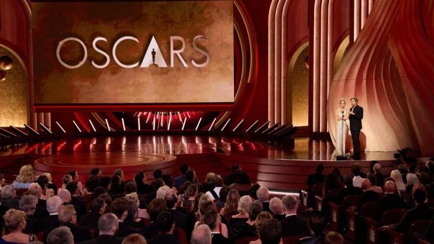 Zwei Moderatoren und ein voller Saal bei einer Oscar-Gala