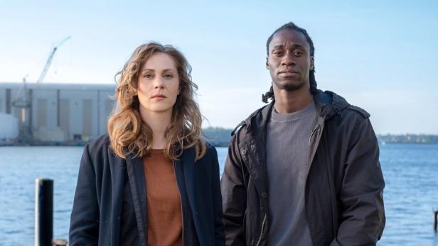 Mann und Frau stehen vor einem Hafenbecken