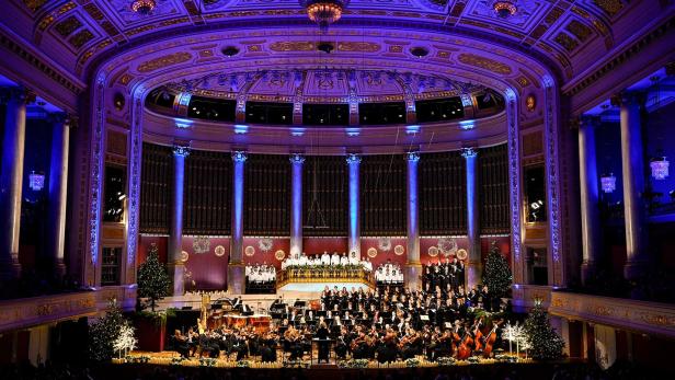 Konzertbühne voller Musiker und Sänger