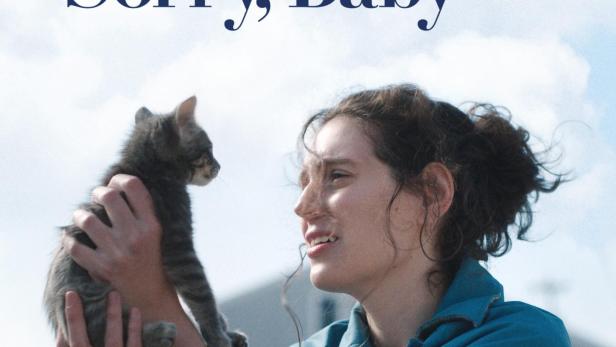 Frau hält auf Filmplakat unter Wolkenhimmel Katze vor sich in die Höhe