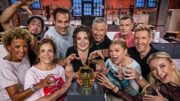 Gruppenbild der Teilnehmer von Jubiläumsstaffel 10 bei "Das große Promibacken"