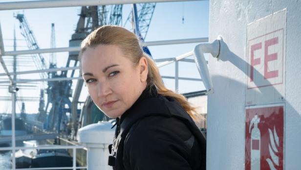 Lisa Maria Potthoff blickt in Serienrolle ums Eck auf einem Schiffsdeck