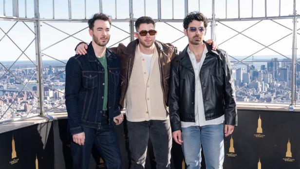 Jonas Brothers auf der Aussichtsplattform des Empire State Buildings