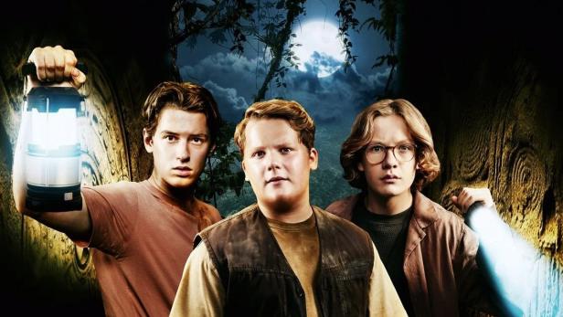 Die Drei ??? bringen auf einem Filmplakat Licht ins Dunkel