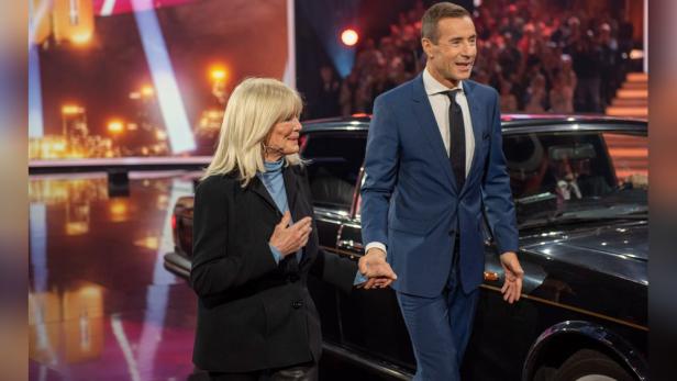 "Denver-Clan"-Ikone Linda Evans von Kai Pflaume an der Hand geführt