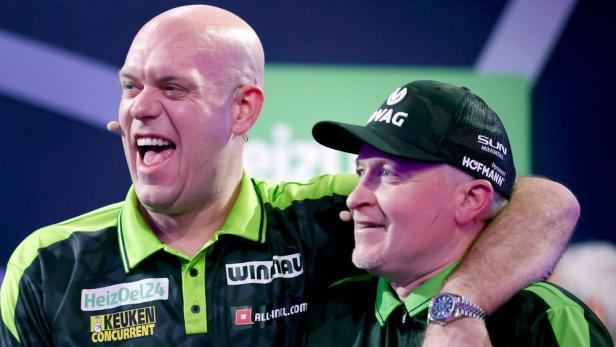 Darts-Profi Michael van Gerwen umarmt in Siegerfreude Joey Kelly