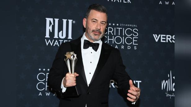 Jimmy KImmel hält seinen Critics Choice Award hoch