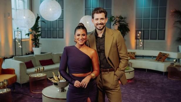 Ehepaar Steffi Brungs und Chris Wackert in Wohnzimmer-Set