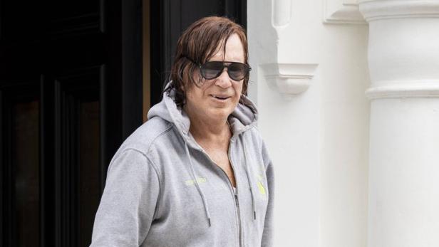 Mickey Rourke beim Verlassen eines Hauses