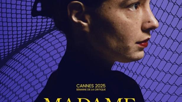 Frau auf Filmplakat, deren rechtes Profil in Licht getaucht ist