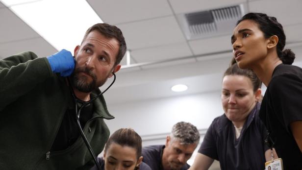 Noah Wyle in seiner Arztrolle mit Krankenhauspersonal