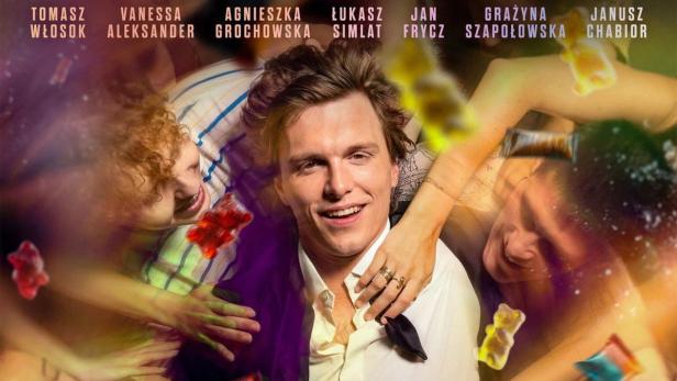 Junger Mann, der von Menschen auf Händen getragen wir