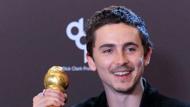 Timothée Chalamet hält seinen Golden Globe hoch