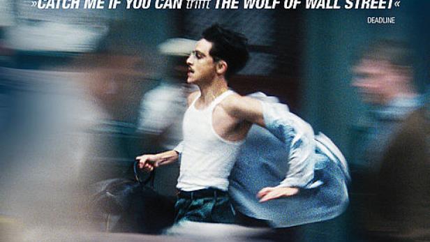 Timothée Chalamet läuift mit wehendem Hemd auf Filmplakat zu "Marty Supreme"