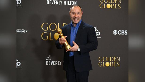 Schauspieler Stephen Graham hält seinen Golden Globe Awards in Händen