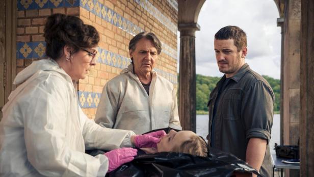Vor dem Glockenturm der Heilandskirche in Potsdam wird von der Gerichtsmedizin eine tote Frau begutachtet