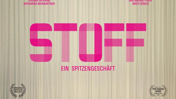 Filmplakat zeigt verschiedene Stoffmuster und Reisekoffer