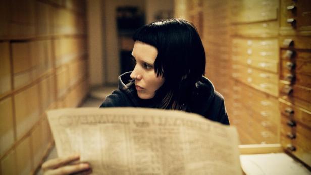 Rooney Mara liest im Archiv als Lisbeth Salander eine Zeitung