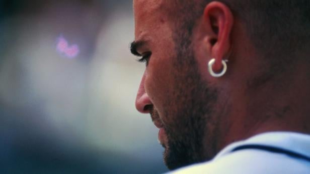 Andre Agassi im Halbprofil von hinten