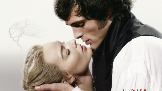 Jacob Elordi stützt auf Filmplakat Margot Robbies Kopf kussgerecht