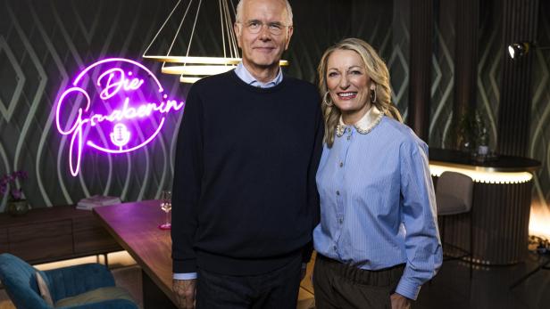 Monika Gruber und Harald Schmidt posieren für ein Foto 