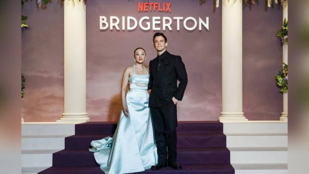 Yerin Ha und Luke Thompson posieren für "Bridgerton"-Weltpremiere in Paris