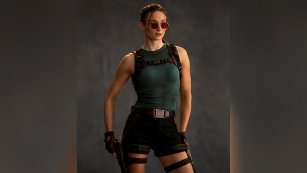 Turner im Croft-Outfit bei den Dreharbeiten zur Tomb-Raider-Serie