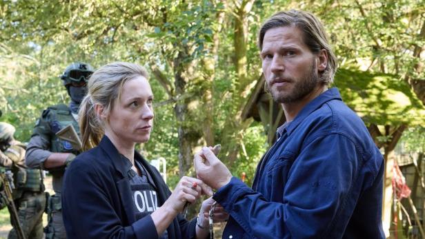 Polizistin nimmt Mann Handschellen ab