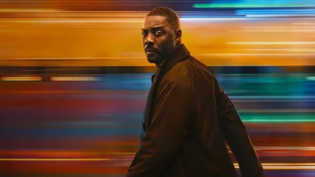 Idris Elba vor einem fahrenden U-Bahn-Zug
