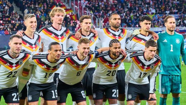 Gruppenbil der Deutschen Fußballnationalmannschaft auf dem Spielfeld