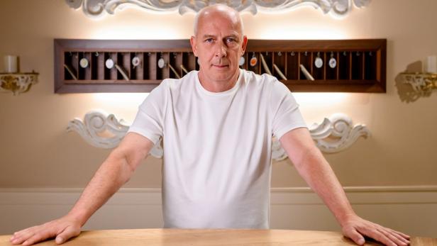 Mario Basler steht hinter Rezeptionstisch