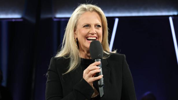 Barbara Schöneberger mit Mikro vor dem Mund