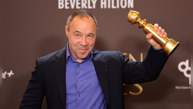 Stephen Graham hält seinen Golden Globe hoch