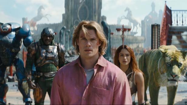 Nicholas Galitzine als He-Man mit seinen Mitstreitern versammelt