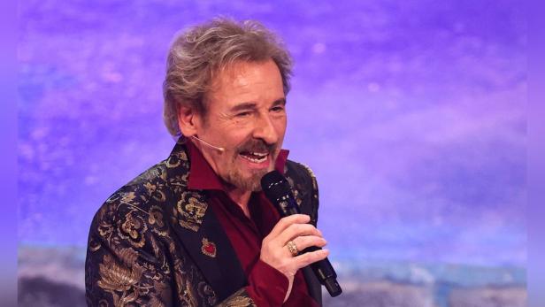 Thomas Gottschalk mit Mikro in der Hand