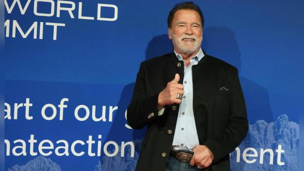 Arnold Schwarzenegger reckt bei Pressetermin den Daumen hoch