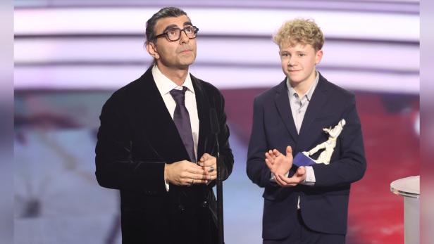Fatih Akin und "Jasper Billerbeck nehmen Bayerischen Filmpreis entgegen
