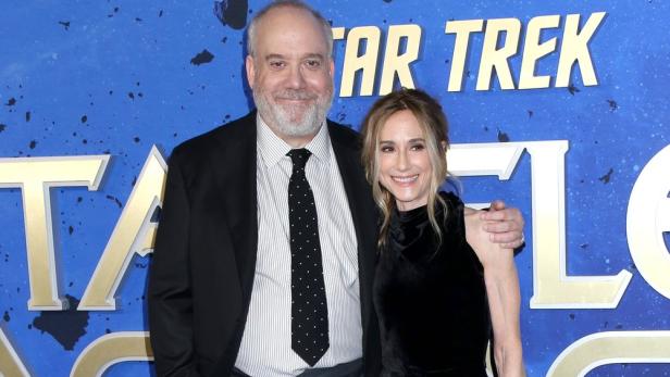 Paul Giamatti legt Holly Hunter bei Pressetermin für "Star Trek: Starfleet Academy" Hand um die Schulter
