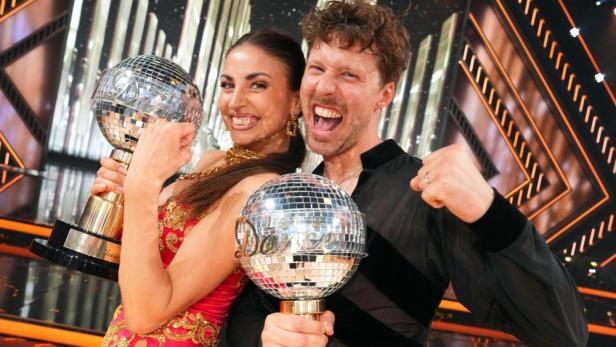 Ekaterina Leonova und Valentin Lusin halten  jubelnd ihre "Let's Dance"-Trophäen hoch