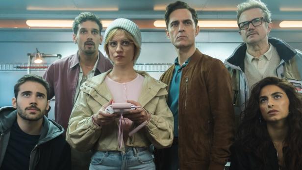 Meisterdieb Berlin versammelt seine Crew um sich