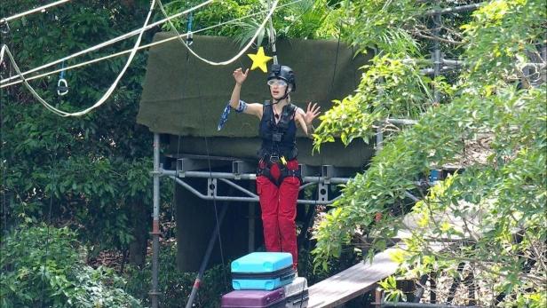 Dschungelcamp-Teilnehmerin Ariel holt sich in luftiger Höhe einen Stern