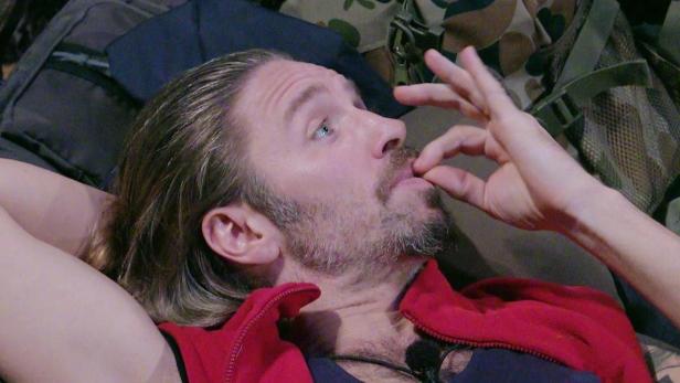 Gil Ofarim legt Daumen und Zeigefinger an den Mund