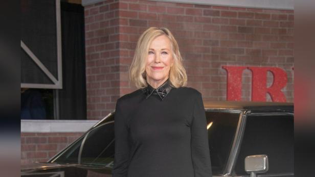 Porträtfotos von Catherine O'Hara vor einem Wagen