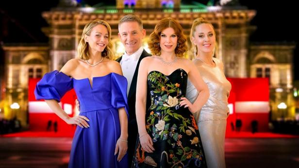 Mirjam Weichselbraun, Teresa Vogl und Andi Knoll vor der Wiener Staatsoper